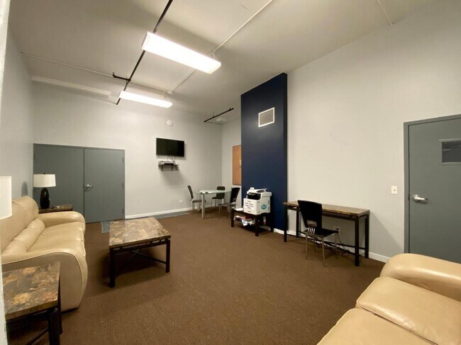 Building Photo - 1224 W Van Buren St