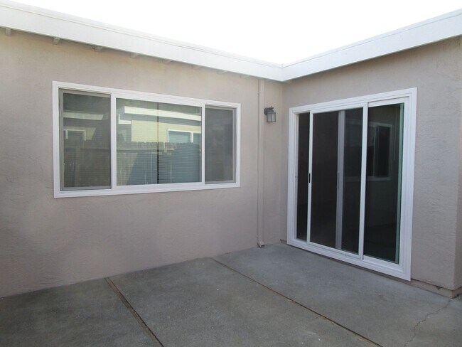 Building Photo - 184 Woodbury Cir