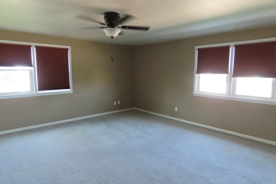 masterbedroom 15-17 - 1605 Doty St