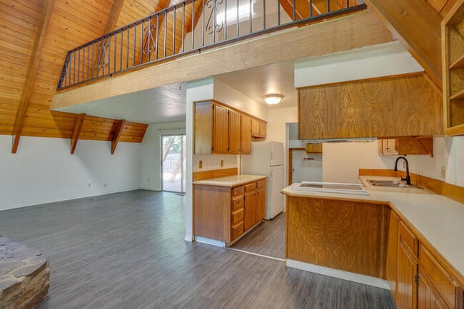 Building Photo - COUNTRY LIVING IN WASHOUGAL