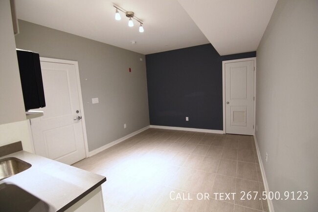 Building Photo - Cozy studio close to school. Utilities Inc...