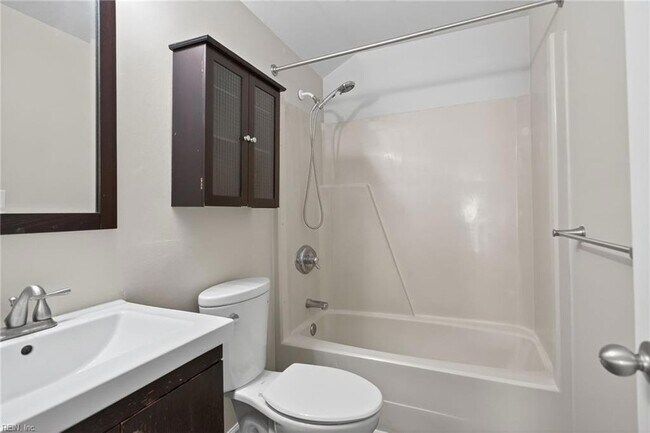 Building Photo - 5677 Rushmere Dr