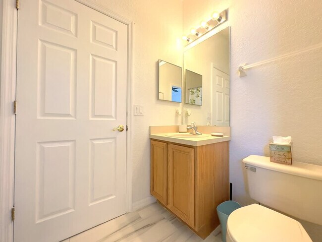 Building Photo - 1042 Calabria Ave