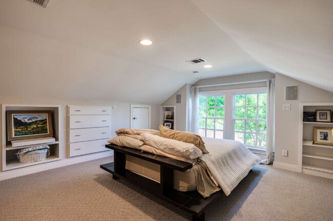 Building Photo - A Stunning, Updated Home in the heart of Dallas