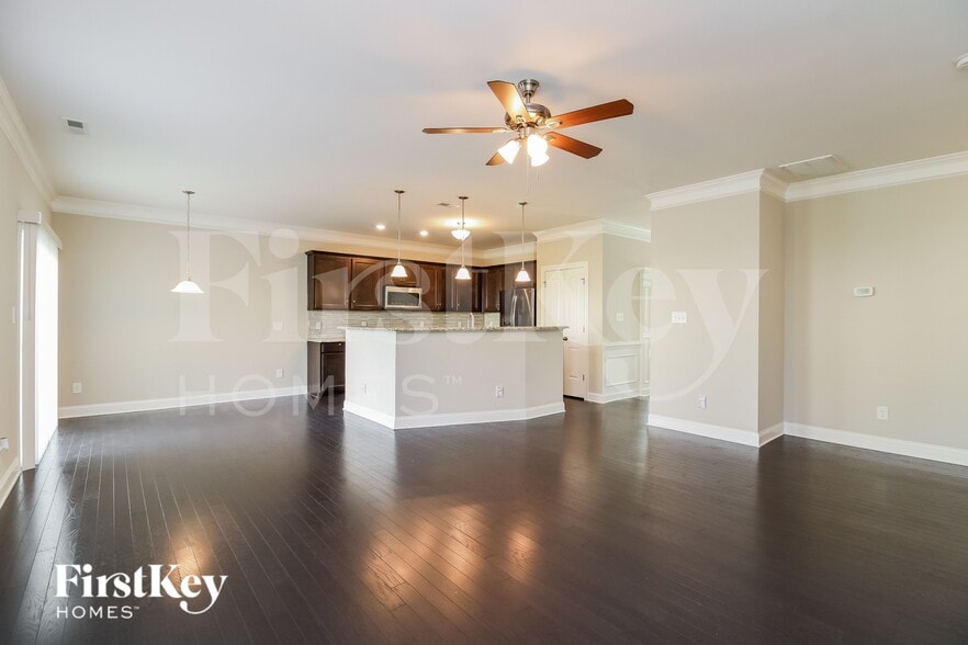 Building Photo - 2207 Talon Dr