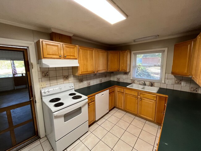 Building Photo - Charming 3-bedroom 1.5-bathroom brick home