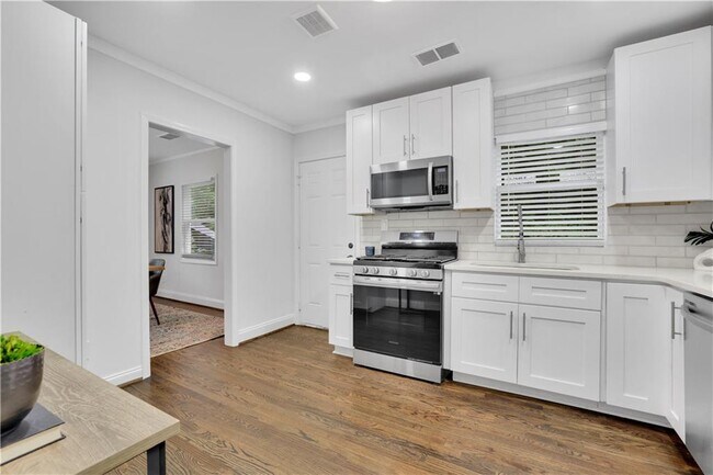 Building Photo - 2222 Beecher Cir SW