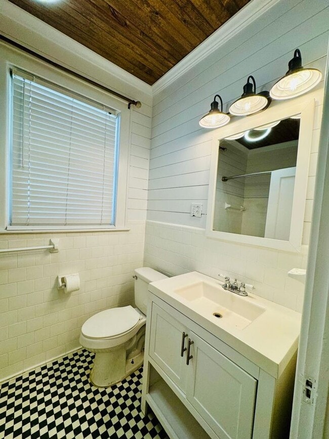 Building Photo - Available this Summer!! Beautiful 3 bed, 2 bath home located in Ardsley Park in Savannah, Ga!!