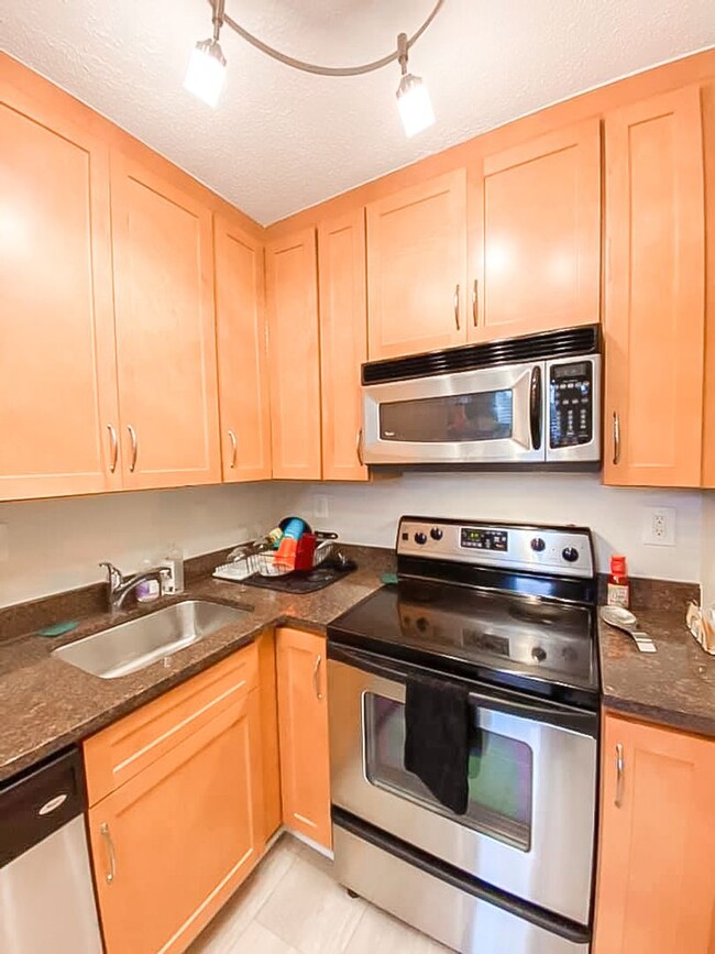 Building Photo - Beautifully Updated 1 Bedroom 1 Bathroom U...