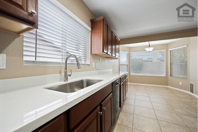Building Photo - 3Bed/2Bath House at Thunderbird/59th Ave! Ready for Immediate Move-In! – RV GATE!