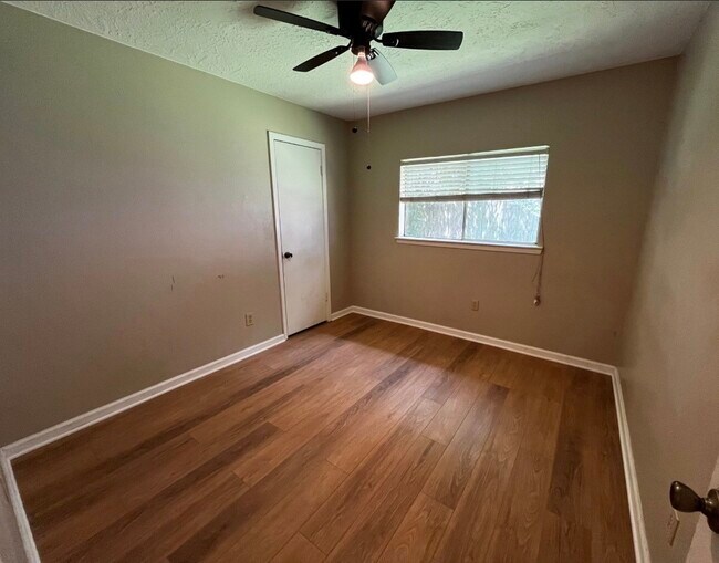 Building Photo - 11011 Crenchrus Ct
