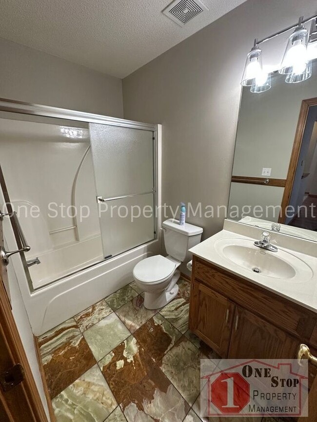 Building Photo - Spacious 3 Bed, 3 Bath Home in Raymore wit...