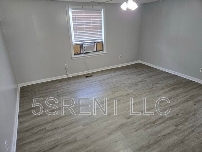 Building Photo - 236 S Mary Ellen St