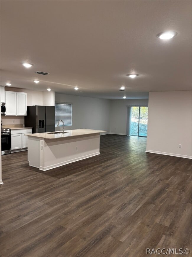 Building Photo - 2845 W Gardenia Dr