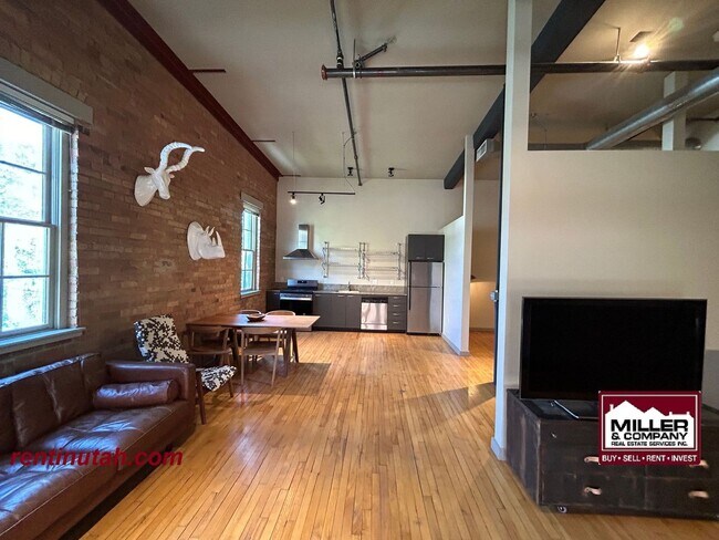 Building Photo - Industrial Downtown Living!