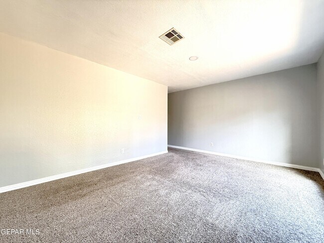 Building Photo - 10405 Ashwood Dr