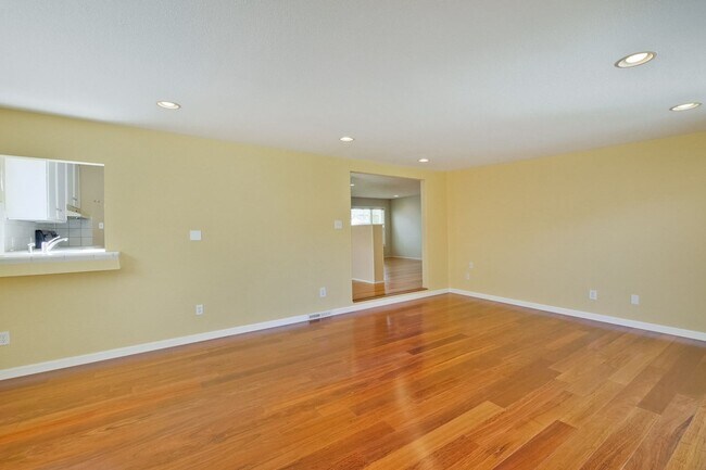 Building Photo - Awesome Home Located in a Quiet Tree Line ...