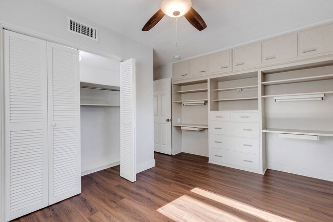 Building Photo - Modern Sarasota 3 Bedroom Home With Separa...