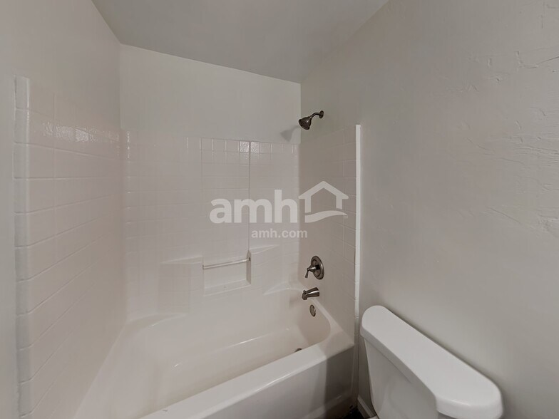 Building Photo - 784 N Highlands Grove Ln