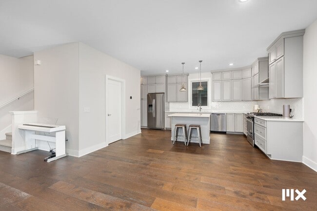 Building Photo - 631 Fairview Ave NE