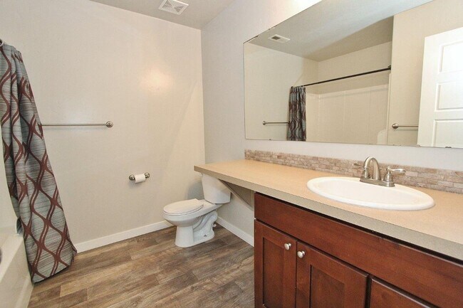 Building Photo - Spacious Home in Quiet Neighborhood