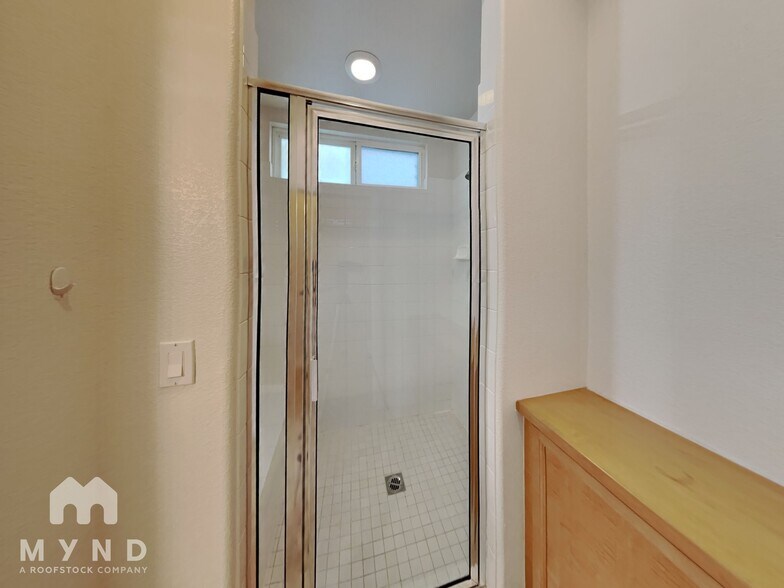 Building Photo - 6524 Greenlet Ave