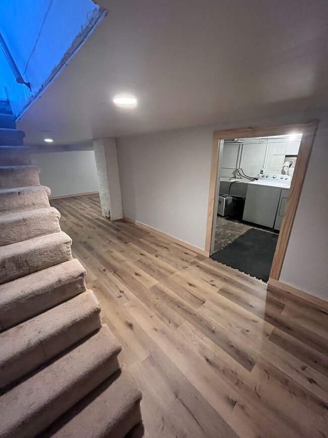 Building Photo - AVAILABLE December! - 3 Bed 1 Bath Home - With Fenced In Yard!