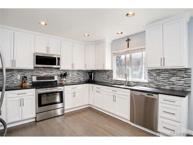Building Photo - Beautiful single family home with 4 bed an...