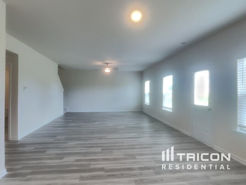 Building Photo - 247 Oliver Dr