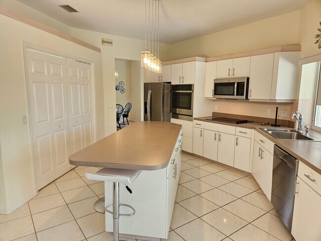 Building Photo - Seasonal Short-Term Private Heated Pool Home with 3 Bedroom, 2.5 Bath, 2 Car Garage in Sorrento W...