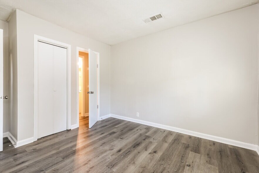 Building Photo - 494 Clara Dr