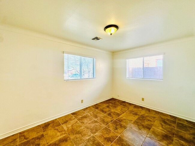 Building Photo - 2 Bedroom House with All Appliances and La...