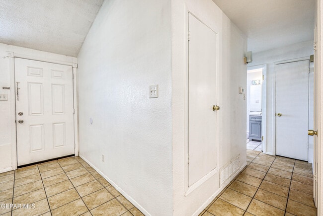 Building Photo - 630 White Cliffs Dr