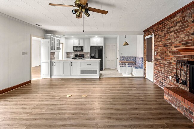 Building Photo - Lake View Park Home - Two Bedrooms Plus Of...