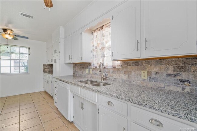 Building Photo - Updated 3 bed/ 2 bath home in South Bossier