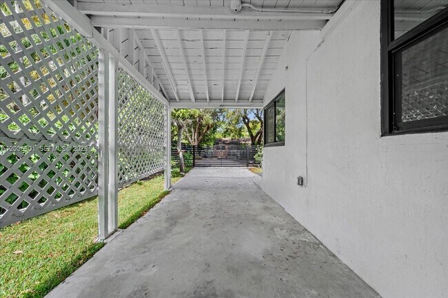 Building Photo - 5220 SW 6th St