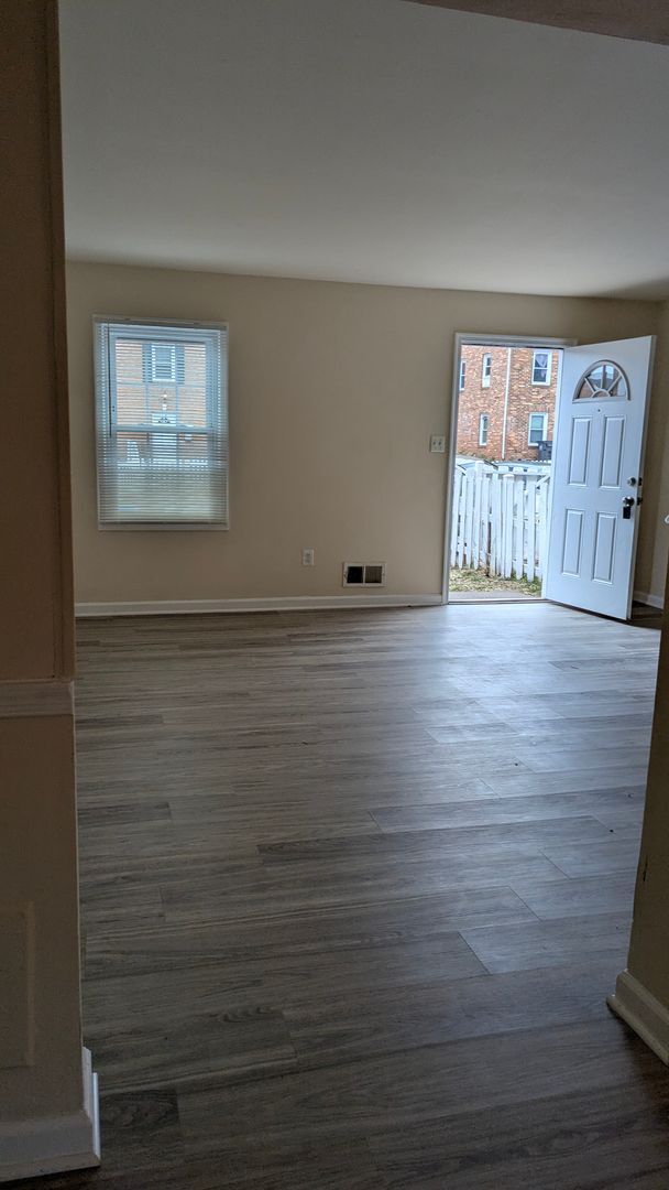 Building Photo - **Temporarily off the Market** Charming 3 Bed And 1.5 Bath Townhome In Georgetown South