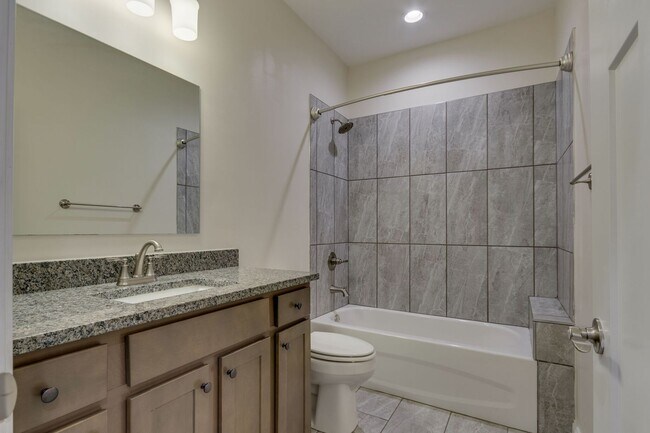 Building Photo - 2 Bedroom 1 car garage