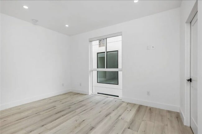 Building Photo - 1862 Echo Park Ave