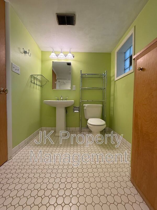 Building Photo - 1015 Carlos Dr