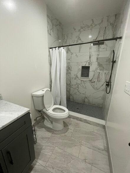 Bathroom - 600 W Palmer St