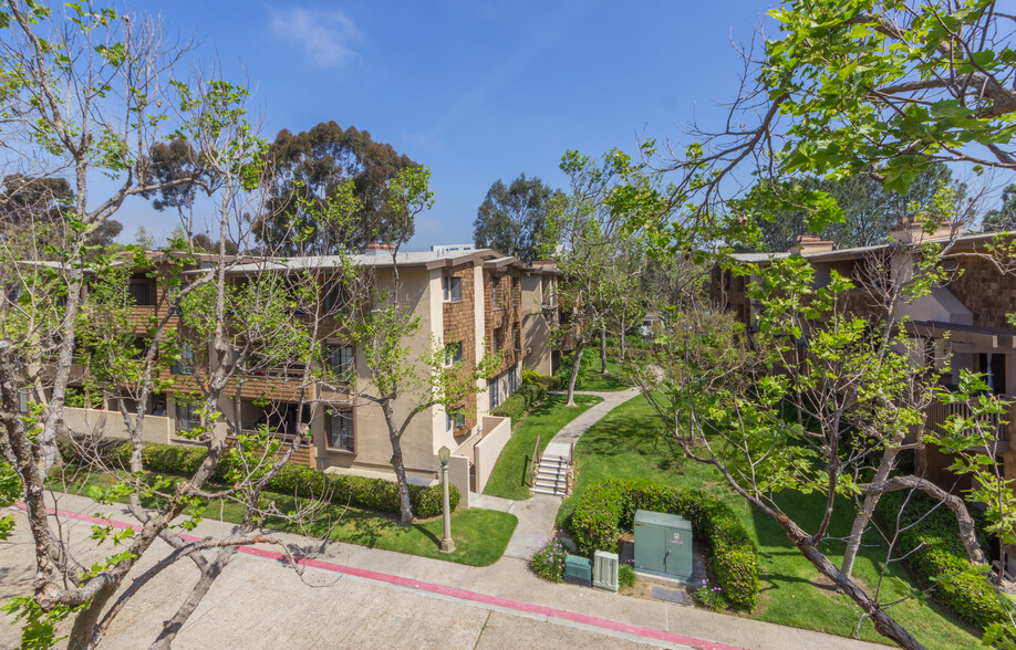 Building Photo - 8840 Villa La Jolla Dr