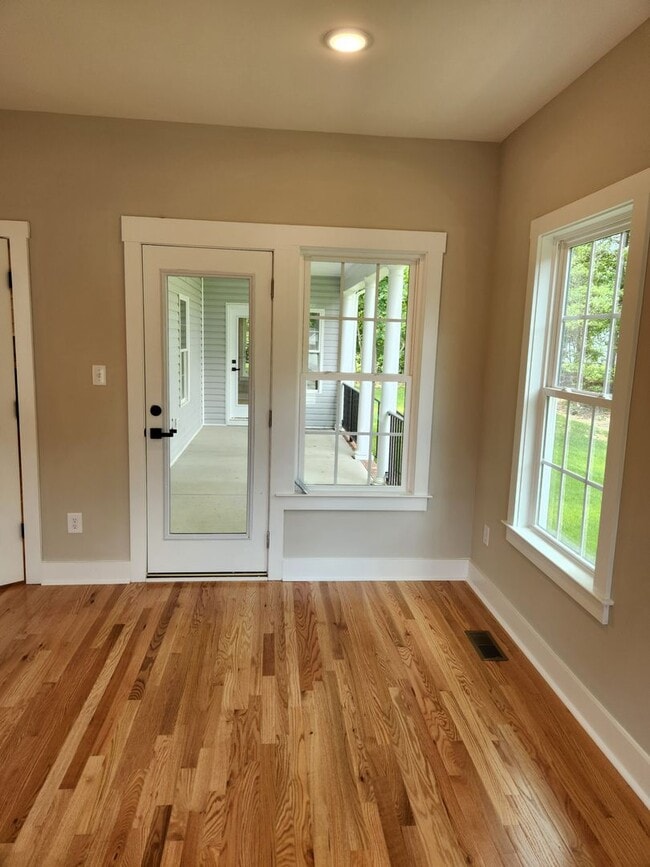 Building Photo - Chesterfield - 5 Bed 3.5 Bath Newer Modern...