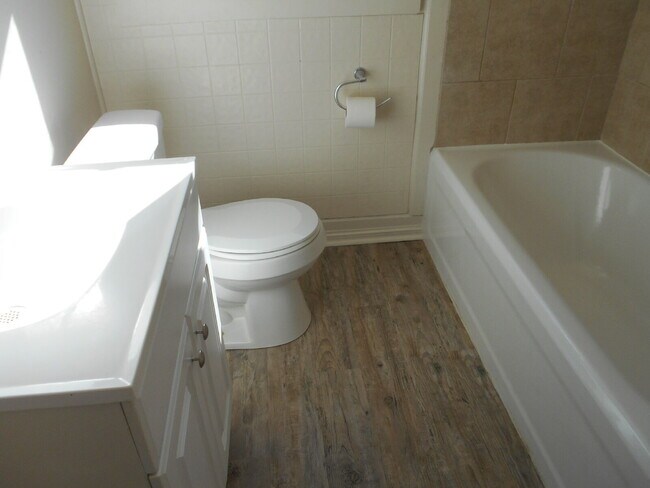 Building Photo - Pre-Leasing for Summer/Fall 2026 - 2/1 with hardwood floors