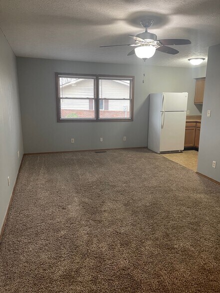 Building Photo - 2700 E Phylbeck Ave