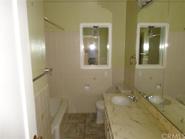 Building Photo - 464 E 6th Ave