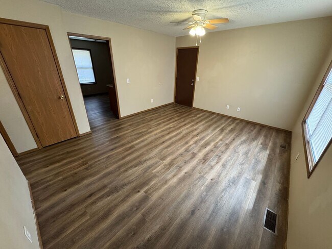Building Photo - Recently updated 2 bed 1 bath Duplex with garage available now!