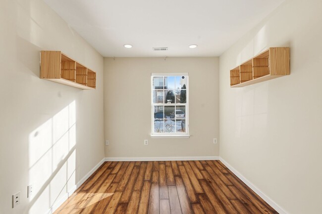 Building Photo - Unbeatable location near Lake Ridge Park and Marina, offering boating, fishing, wildlife and bird...