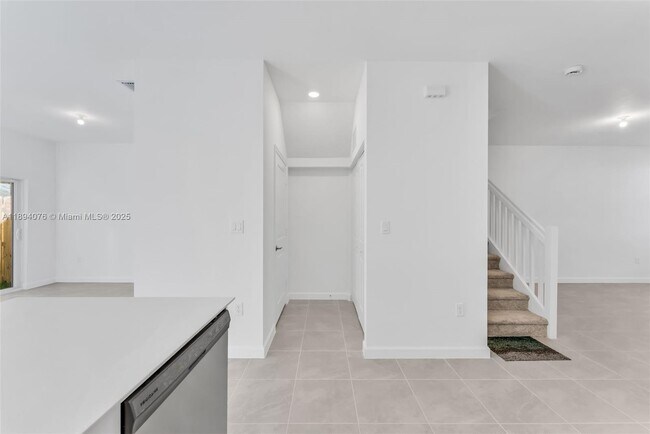 Building Photo - 2522 SE 27th Dr