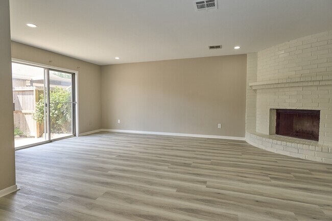 Building Photo - 14662 Perthshire Rd